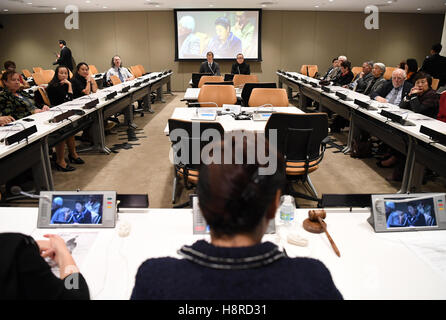 (161116)--NEW YORK, 16. November 2016 (Xinhua)--die Filmvorführung von "Mr. Deng Goes to Washington" ist im Hauptsitz Vereinten Nationen in New York, am 15. November 2016 statt. "Herr Deng Goes to Washington," wurde auf der UN-zentrale Dienstagabend Ortszeit gezeigt zeichnet Deng-neun-Tage-Reise vom 28. Januar bis 5. Februar 1979, zeigt Chinas Entschlossenheit, offen für die Welt und lernen aus entwickelten Ländern in Wissenschaft und Technologie, Bildung und Kultur.  (Xinhua/Li Rui) Stockfoto