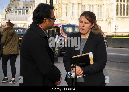 London, England, Vereinigtes Königreich. 16. November 2016. Rachael Maskell MP spricht mit einem Bangladesch während des Protestes gegen das töten, vergewaltigen, Land grabbing und Reinigung der Minderheiten in Bangladesch, London, UK. Bildnachweis: Siehe Li/Alamy Live News Stockfoto