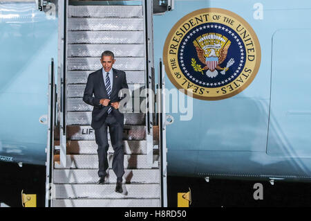 Berlin, Deutschland. 16. November 2016. US-Präsident Barack Obama läuft hinunter von der Air Force One, wie er auf dem Flughafen Tegel in Berlin, Hauptstadt Deutschlands, auf 16. November 2016 ankommt. US-Präsident Barack Obama am Mittwoch in Berlin angekommen und treffen sich Bundeskanzlerin Angela Merkel am Donnerstag. Bildnachweis: Shan Yuqi/Xinhua/Alamy Live-Nachrichten Stockfoto