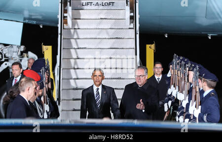 Berlin, Deutschland. 16. November 2016. U.S. President Barack Obama (C) kommt bei dem Flughafen Tegel in Berlin, Hauptstadt Deutschlands, im 16. November 2016. US-Präsident Barack Obama am Mittwoch in Berlin angekommen und treffen sich Bundeskanzlerin Angela Merkel am Donnerstag. Bildnachweis: Shan Yuqi/Xinhua/Alamy Live-Nachrichten Stockfoto