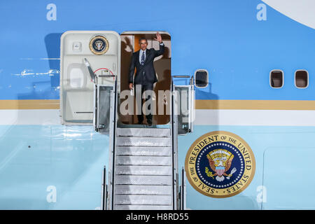 Berlin, Deutschland. 16. November 2016. US-Präsident Barack Obama "Wellenlinien" wie er auf dem Flughafen Tegel in Berlin, Hauptstadt Deutschlands, auf 16. November 2016 ankommt. US-Präsident Barack Obama am Mittwoch in Berlin angekommen und treffen sich Bundeskanzlerin Angela Merkel am Donnerstag. Bildnachweis: Shan Yuqi/Xinhua/Alamy Live-Nachrichten Stockfoto