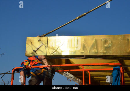 Manhattan, New York, USA. 16. November 2016. Trump Ort Anzeichen von Arbeitern auf Wunsch der Mieter an den aktuellen Besitzer Kredit von Gebäuden am Flussufer Boulevard Manhattan entfernt: Simon Leigh/Alamy Live News Stockfoto