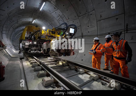 London, UK. 16. November 2016. Station in East London Crossrail Stepney Green. Richtung Westen. Arbeiter position Schweißen Mobil aufnehmen der Siegel-Schweißen die Verknüpfungen auf der vor kurzem verlegten Gleise Credit: Guy Corbishley/Alamy Live News Stockfoto