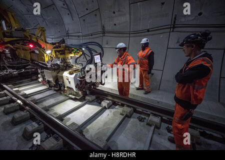 London, UK. 16. November 2016. Station in East London Crossrail Stepney Green. Richtung Westen. Arbeiter position Schweißen Mobil aufnehmen der Siegel-Schweißen die Verknüpfungen auf der vor kurzem verlegten Gleise Credit: Guy Corbishley/Alamy Live News Stockfoto