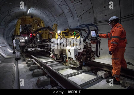 London, UK. 16. November 2016. Station in East London Crossrail Stepney Green. Richtung Westen. Arbeiter position Schweißen Mobil aufnehmen der Siegel-Schweißen die Verknüpfungen auf der vor kurzem verlegten Gleise Credit: Guy Corbishley/Alamy Live News Stockfoto