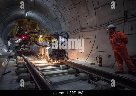 London, UK. 16. November 2016. Station in East London Crossrail Stepney Green. Richtung Westen. Arbeiter Schweißen mobil zu positionieren und beginnen, Siegel-Verknüpfungen auf die vor kurzem verlegten Gleise Credit Schweißnaht: Guy Corbishley/Alamy Live News Stockfoto