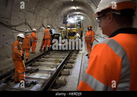 London, UK. 16. November 2016. Station in East London Crossrail Stepney Green. Westlicher Richtung Bahnhof. Arbeiter position bereit, Siegel-Verknüpfungen auf die vor kurzem verlegten Gleise Credit Weld Schweißen Mobil: Guy Corbishley/Alamy Live News Stockfoto