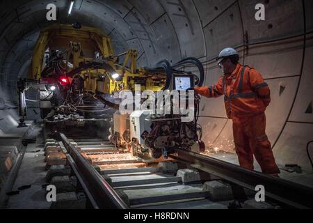 London, UK. 16. November 2016. Station in East London Crossrail Stepney Green. Richtung Westen. Arbeiter Schweißen mobil zu positionieren und beginnen, Siegel-Verknüpfungen auf die vor kurzem verlegten Gleise Credit Schweißnaht: Guy Corbishley/Alamy Live News Stockfoto