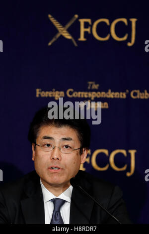 Japanischer Journalist Tatsuya Kato spricht während einer Pressekonferenz der Foreign Correspondents Club of Japan am 16. November 2016, Tokio, Japan. Kato, sprach über die jüngsten Korruptionsskandale mit südkoreanischen Präsidenten Park Geun-Hye. Der ehemalige Sankei Shimbun Reporter wurde beschuldigt, Verleumdung, wenn nach dem Schreiben eines Artikels über Aufenthaltsort des Parks während der Sewol Fähre Tragödie vom April 2014 mit Sitz in Südkorea. © Rodrigo Reyes Marin/AFLO/Alamy Live-Nachrichten Stockfoto