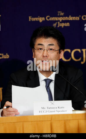 Japanischer Journalist Tatsuya Kato spricht während einer Pressekonferenz der Foreign Correspondents Club of Japan am 16. November 2016, Tokio, Japan. Kato, sprach über die jüngsten Korruptionsskandale mit südkoreanischen Präsidenten Park Geun-Hye. Der ehemalige Sankei Shimbun Reporter wurde beschuldigt, Verleumdung, wenn nach dem Schreiben eines Artikels über Aufenthaltsort des Parks während der Sewol Fähre Tragödie vom April 2014 mit Sitz in Südkorea. © Rodrigo Reyes Marin/AFLO/Alamy Live-Nachrichten Stockfoto