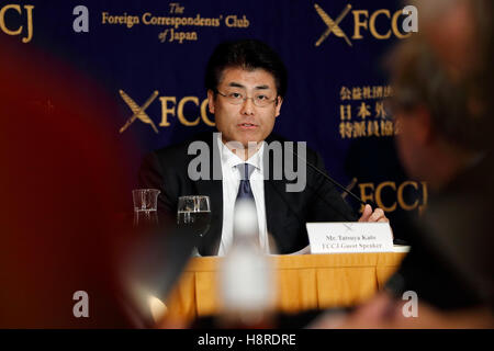 Japanischer Journalist Tatsuya Kato spricht während einer Pressekonferenz der Foreign Correspondents Club of Japan am 16. November 2016, Tokio, Japan. Kato, sprach über die jüngsten Korruptionsskandale mit südkoreanischen Präsidenten Park Geun-Hye. Der ehemalige Sankei Shimbun Reporter wurde beschuldigt, Verleumdung, wenn nach dem Schreiben eines Artikels über Aufenthaltsort des Parks während der Sewol Fähre Tragödie vom April 2014 mit Sitz in Südkorea. © Rodrigo Reyes Marin/AFLO/Alamy Live-Nachrichten Stockfoto
