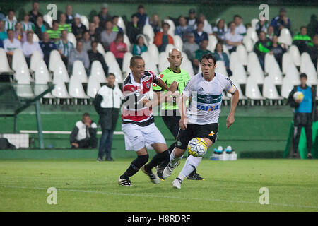 Curitiba, Brasilien. 16. November 2016. Coritiba Foot Ball Club und Santa Cruz passen gültig für die 35. Runde der Meisterschaft in der Couto Pereira-Stadion in Curitiba. © Guilherme Artigas/FotoArena/Alamy Live-Nachrichten Stockfoto