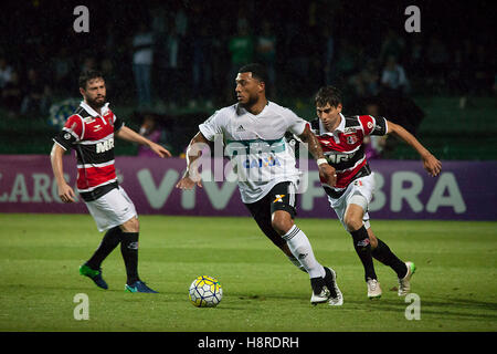 Curitiba, Brasilien. 16. November 2016. Coritiba Foot Ball Club und Santa Cruz passen gültig für die 35. Runde der Meisterschaft in der Couto Pereira-Stadion in Curitiba. © Guilherme Artigas/FotoArena/Alamy Live-Nachrichten Stockfoto