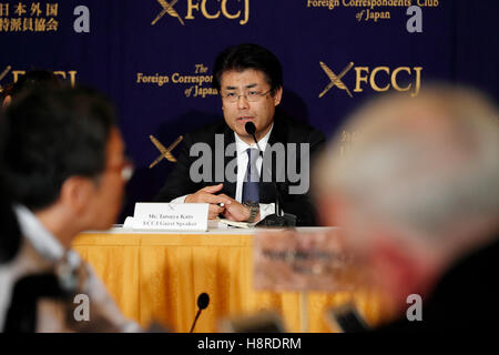 Japanischer Journalist Tatsuya Kato spricht während einer Pressekonferenz der Foreign Correspondents Club of Japan am 16. November 2016, Tokio, Japan. Kato, sprach über die jüngsten Korruptionsskandale mit südkoreanischen Präsidenten Park Geun-Hye. Der ehemalige Sankei Shimbun Reporter wurde beschuldigt, Verleumdung, wenn nach dem Schreiben eines Artikels über Aufenthaltsort des Parks während der Sewol Fähre Tragödie vom April 2014 mit Sitz in Südkorea. © Rodrigo Reyes Marin/AFLO/Alamy Live-Nachrichten Stockfoto