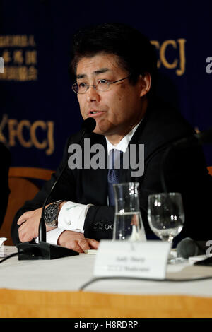 Japanischer Journalist Tatsuya Kato spricht während einer Pressekonferenz der Foreign Correspondents Club of Japan am 16. November 2016, Tokio, Japan. Kato, sprach über die jüngsten Korruptionsskandale mit südkoreanischen Präsidenten Park Geun-Hye. Der ehemalige Sankei Shimbun Reporter wurde beschuldigt, Verleumdung, wenn nach dem Schreiben eines Artikels über Aufenthaltsort des Parks während der Sewol Fähre Tragödie vom April 2014 mit Sitz in Südkorea. © Rodrigo Reyes Marin/AFLO/Alamy Live-Nachrichten Stockfoto