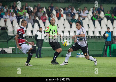 Curitiba, Brasilien. 16. November 2016. Coritiba Foot Ball Club und Santa Cruz passen gültig für die 35. Runde der Meisterschaft in der Couto Pereira-Stadion in Curitiba. © Guilherme Artigas/FotoArena/Alamy Live-Nachrichten Stockfoto