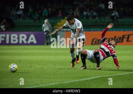 Curitiba, Brasilien. 16. November 2016. Coritiba Foot Ball Club und Santa Cruz beginnen vÃ¡lida durch 35Âª Runde der Meisterschaft in EstÃ¡dio Couto Pereira in Curitiba. © Guilherme Artigas/FotoArena/Alamy Live-Nachrichten Stockfoto