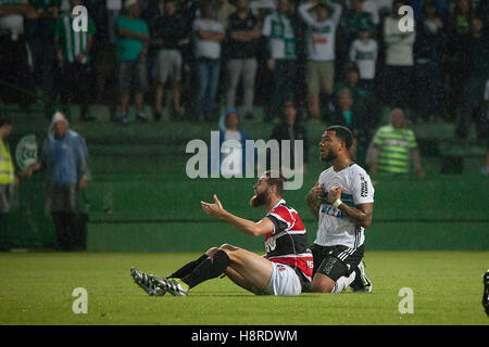 Curitiba, Brasilien. 16. November 2016. Coritiba Foot Ball Club und Santa Cruz passen gültig für die 35. Runde der Meisterschaft in der Couto Pereira-Stadion in Curitiba. © Guilherme Artigas/FotoArena/Alamy Live-Nachrichten Stockfoto