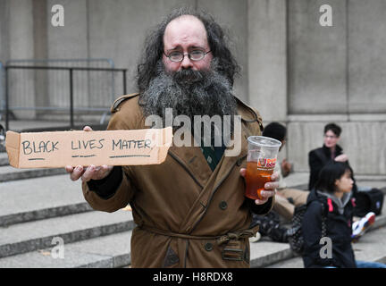 Philadelphia, Pennsylvania, USA. 16. November 2016. Soziale Gerechtigkeit Demonstrant vor dem Philadelphia Polizeipräsidium in Philadelpha Pa Credit: Ricky Fitchett/ZUMA Draht/Alamy Live News Stockfoto