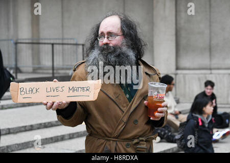 Philadelphia, Pennsylvania, USA. 16. November 2016. Soziale Gerechtigkeit Demonstrant vor dem Philadelphia Polizeipräsidium in Philadelpha Pa Credit: Ricky Fitchett/ZUMA Draht/Alamy Live News Stockfoto