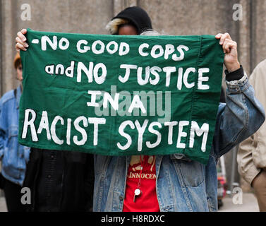 Philadelphia, Pennsylvania, USA. 16. November 2016. Soziale Gerechtigkeit Demonstrant vor dem Philadelphia Polizeipräsidium in Philadelpha Pa Credit: Ricky Fitchett/ZUMA Draht/Alamy Live News Stockfoto