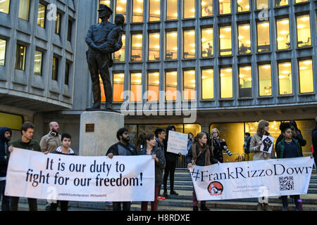 Philadelphia, Pennsylvania, USA. 16. November 2016. Soziale Gerechtigkeit Demonstranten vor dem Philadelphia Polizeipräsidium in Philadelpha Pa Credit: Ricky Fitchett/ZUMA Draht/Alamy Live News Stockfoto