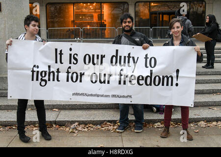 Philadelphia, Pennsylvania, USA. 16. November 2016. Soziale Gerechtigkeit Demonstranten vor dem Philadelphia Polizeipräsidium in Philadelpha Pa Credit: Ricky Fitchett/ZUMA Draht/Alamy Live News Stockfoto
