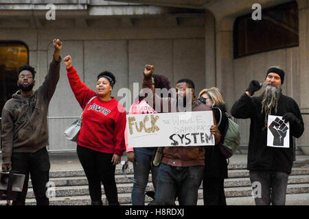 Philadelphia, Pennsylvania, USA. 16. November 2016. Soziale Gerechtigkeit Demonstranten vor dem Philadelphia Polizeipräsidium in Philadelpha Pa Credit: Ricky Fitchett/ZUMA Draht/Alamy Live News Stockfoto
