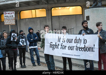 Philadelphia, Pennsylvania, USA. 16. November 2016. Soziale Gerechtigkeit Demonstranten vor dem Philadelphia Polizeipräsidium in Philadelpha Pa Credit: Ricky Fitchett/ZUMA Draht/Alamy Live News Stockfoto