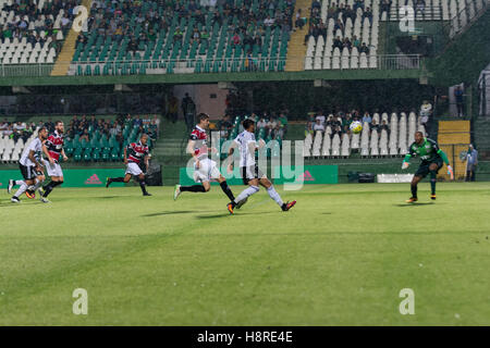 Curitiba, Brasilien. 16. November 2016. Während Coritiba und Santa Cruz, Spiel gültig für die 35. Runde der Meisterschaft in der Couto Pereira-Stadion in Curitiba. © Reinaldo Reginato/FotoArena/Alamy Live-Nachrichten Stockfoto