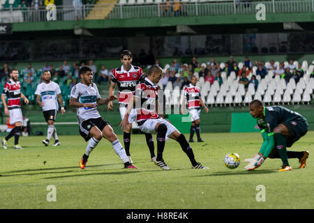 Curitiba, Brasilien. 16. November 2016. Während Coritiba und Santa Cruz, Spiel gültig für die 35. Runde der Meisterschaft in der Couto Pereira-Stadion in Curitiba. © Reinaldo Reginato/FotoArena/Alamy Live-Nachrichten Stockfoto