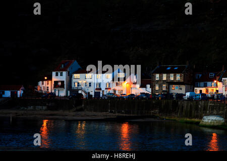 Die Häuser und den Hafen der alten Fischerei Dorf von Staithes im Trübsinn vor der Morgendämmerung, North Yorkshire Stockfoto