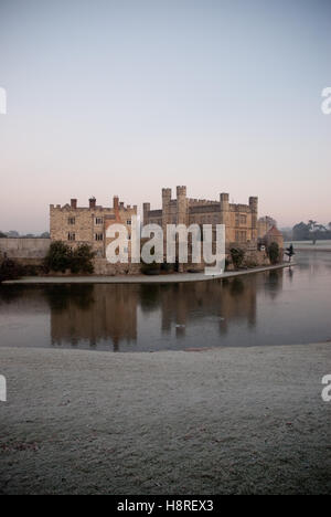 Eines frühen Wintermorgens über den Graben in Leeds Castle in Kent Stockfoto