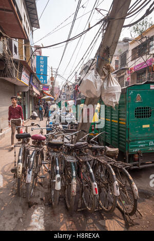 Fahrräder "geparkt", auf einer Straße in Alt-Delhi, Indien Stockfoto