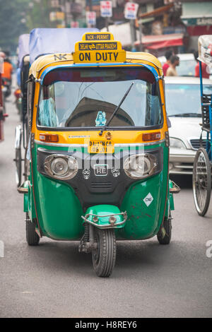 Tuk-Tuk in einer Straße in Alt-Delhi, Indien Stockfoto