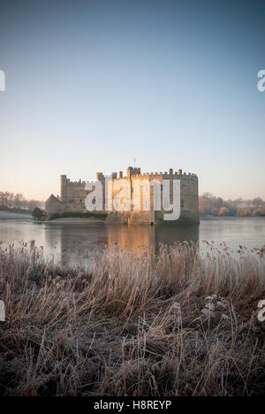 Eines frühen Wintermorgens über den Graben in Leeds Castle in Kent Stockfoto