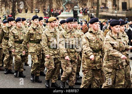 Mitglieder der britischen Streitkräfte, die Teilnahme an der Remembrance Day Parade in Liverpool City Centre. Stockfoto