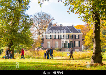 Menschen, die im Park des Anwesens Boekesteyn, Sonne an Herbsttag zu genießen ist Graveland, Niederlande Stockfoto