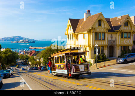 Kombinierte malerischen Blick auf die Bucht von San Francisco mit Alcatraz, Seilbahn, viktorianischen Häusern, typisch ikonischen Siteseeing Sehenswürdigkeiten