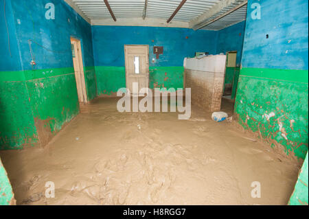 Innenraum eines armen afrikanischen Slum Haus zeigt Verwüstungen nach einem schweren Überschwemmungen Naturkatastrophen Stockfoto