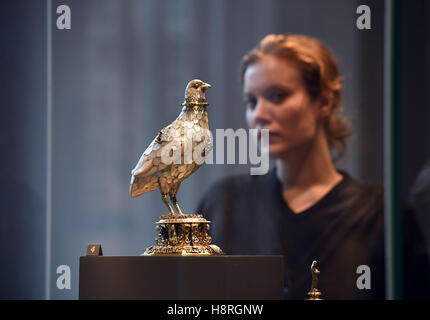 Ein Mitglied des Personals blickt auf ein Rebhuhn Cup (1598-1602), in dem Victoria &amp; Albert Museum neue Rosalinde &amp; Arthur Gilbert Galerien in London ausgestellt. Stockfoto