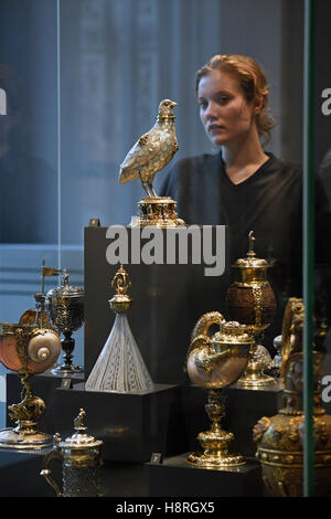 Ein Mitglied des Personals blickt auf ein Rebhuhn Cup (1598-1602) (oben Mitte), in dem Victoria &amp; Albert Museum neue Rosalinde &amp; Arthur Gilbert Galerien in London ausgestellt. Stockfoto