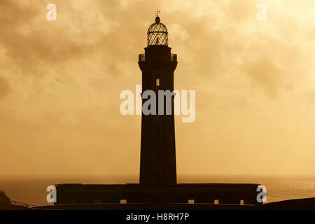 Leuchtturm bei Sonnenuntergang auf der Insel Faial. Ponta Dos Capelinhos. Azoren. Horizontale Stockfoto