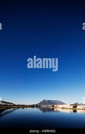 Südafrika, Western Cape, Kapstadt, Tafelberg und Milnerton Vlei Stockfoto