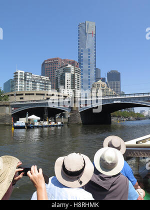 Stadt von Melbourne, von einem Boot auf dem Fluss Yarra betrachtet. Stockfoto