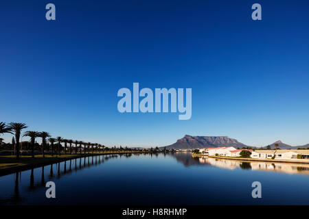 Südafrika, Western Cape, Kapstadt, Tafelberg und Milnerton Vlei Stockfoto