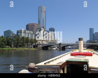 Stadt von Melbourne, von einem Boot auf dem Fluss Yarra betrachtet. Stockfoto