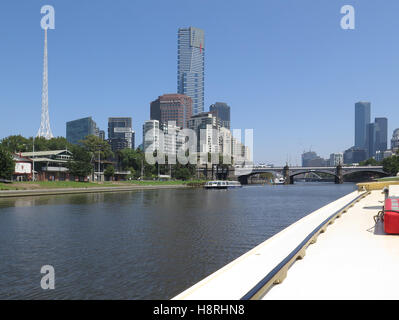 Stadt von Melbourne, von einem Boot auf dem Fluss Yarra betrachtet. Stockfoto