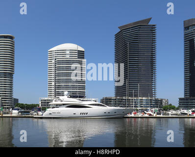 Stadt von Melbourne, von einem Boot auf dem Fluss Yarra betrachtet. Stockfoto