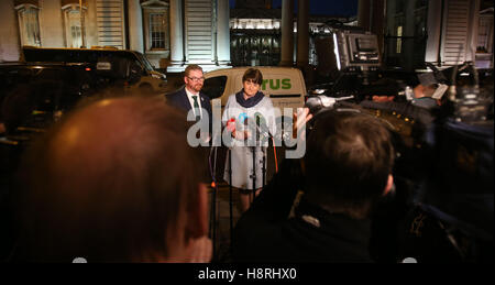 Nordirland ersten Minister Arlene Foster spricht zu den Medien bei ihrer Ankunft im Regierungsgebäude in Dublin, Austritt mit Taoiseach Enda Kenny zu diskutieren. Stockfoto